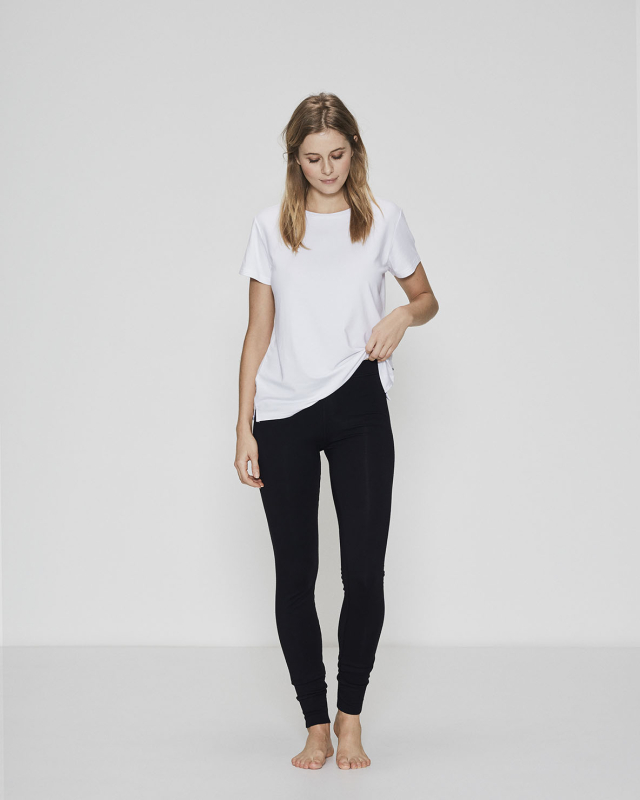 Bambus-Set mit weißem T-Shirt und schwarzen Leggings -JBS of Denmark Women
