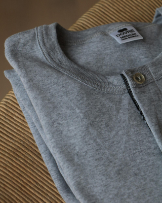 Bio-Baumwolle, Langarmshirt mit Knöpfen "Rib", Hellgrau
